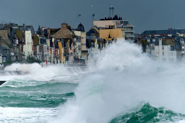 News Themen der Woche KW15 News Bilder des Tages tempete Pierrick à Saint Malo PHOTOPQR OUEST FRANCE Jean-Michel Niester ; ; 09 04 2024 ; Tempête Pierrick et grande marée de coefficient 112 à Saint-Malo (Ille-et-Vilaine) La ville était placée en alerte vagues submersion. Photo: Jean-Michel Niester Ouest-France Saint Malo France, april 9th 2024 Pierrick storm hits French Brittany coasts France  Copyright: xPHOTOPQR OUESTxFRANCE MAXPPPxJean-MichelxNiesterx 20240409OFR8938 20240409OFR8938