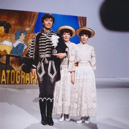 MUSIK-FLIPPER Musik-Flipper - Ein Spiel um Filmoperetten, ZDF Musiksendung, Deutschland, 1979, in der Show: Schlagersänger Rex Gildo mit den Zwillingen Karin und Urda Meier., Deutschland Copyright: kpa kpa_55050808 EDITORIAL USE ONLY