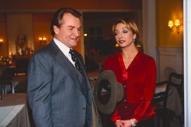 HOTEL ELFIE Hotel Elfie, ZDF Fernsehserie, Jahr 2000, Folge: Liebeskummer, Szene: Fritz Wepper und Manon Strache, Hamburg Deutschland Copyright: kpa kpa_55051388 EDITORIAL USE ONLY