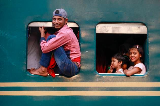 Bilder des Jahres 2024, News 04 April News Themen der Woche KW15 News Bilder des Tages April 9, 2024, Gazipur, Bangladesh: Bangladeshi Muslim passengers on board of an overcrowded train as they head home ahead of Eid al-Fitr at a railway station in Gazipur, Bangladesh, April 9, 2024. This religious Eid (Muslim religious festival) is the first and only day in the month of Shawwal during which Muslims are not permitted to fast. The holiday celebrates the conclusion of the 29 or 30 days of dawn-to-sunset fasting during the entire month of Ramadan. Gazipur Bangladesh - ZUMAd117 20240409_fap_d117_008 Copyright: xSuvraxKantixDasx