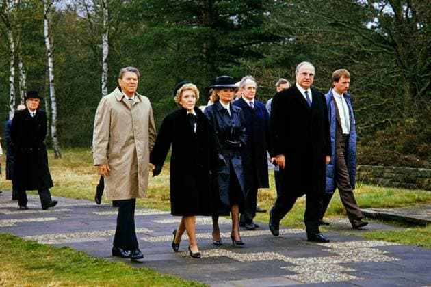 Ronald Reagan, Nancy Reagan, Hannelore Kohl und Helmut Kohl in Bergen Belsen Archiv Foto Ronald Reagan, Nancy Reagan, Hannelore Kohl und Helmut Kohl in Bergen Belsen !ACHTUNG AUFNAHMEDATUM GESCHÄTZT! , München Bayern Deutschland *** Ronald Reagan, Nancy Reagan, Hannelore Kohl and Helmut Kohl in Bergen Belsen Archive Photo Ronald Reagan, Nancy Reagan, Hannelore Kohl and Helmut Kohl in Bergen Belsen ATTENTION