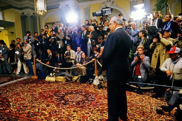 Archivbilder der Woche SPORT KW15 Helmut Kohl vor vielen Berichterstattern Archiv Foto Helmut Kohl vor vielen Berichterstattern !ACHTUNG AUFNAHMEDATUM GESCHÄTZT! , München Bayern Deutschland *** Helmut Kohl in front of many reporters Archive Photo Helmut Kohl in front of many reporters ATTENTION