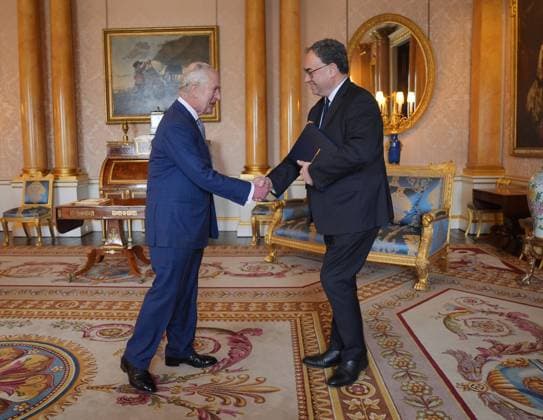 . 09 04 2024. London, United Kingdom. King Charles III is presented with the first bank notes featuring his portrait from the Bank of England Governor Andrew Bailey at Buckingham Palace in London.  xPoolx xi-Imagesx IIM-25110-0002