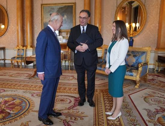 . 09 04 2024. London, United Kingdom. King Charles III is presented with the first bank notes featuring his portrait from the Bank of England Governor Andrew Bailey and Sarah John, the Bank of England s Chief Cashier, at Buckingham Palace in London.  xPoolx xi-Imagesx IIM-25110-0003