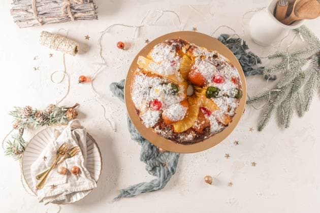Bolo do Rei or King s Cake Bolo do Rei or King s Cake, Made for Christmas, Carnavale or Mardi Gras with Christmas season elements in Background. Copyright: xZoonar.com homydesignx 21148966