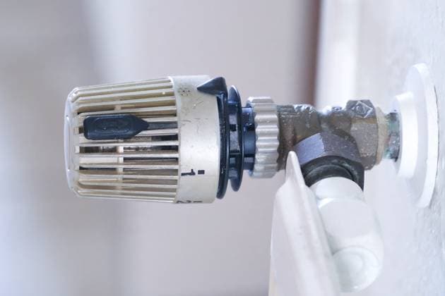 Düsseldorf 10.04.2024 Heizkosten Heizung Heizungskosten Miete Mietkosten Mietnebenkosten Nebenkosten Heizen Thermostat Wärme Kälte Wohnen Wohnung Erdöl Erdgas Mieterhöhung Wohnfläche Energiebedarf Heizkostenabrechnung Heizperiode Gebäude Heizkörper Heizungsanlage Heizgas Gaspreis Betriebskosten Finanzamt Steuererklärung Betriebsausgaben Werbungskosten Heizungsthermostat Temperatur Temperaturregler Heizungsregler CO2 Steuer Aufschlag Heizkostenabgabe Klimaschutzgesetz CO2-Abgabe CO2-Preis energetische Sanierung Bundesumweltministerium Mieter Vermieter Ukraine Krise Konflikt Putin Russland Krieg Grundsicherung Jobcenter Hartz-IV-Empfänger Stromkosten Energiepreispauschale Energiekostenpauschale Modernisierung Heizkessel Gaspreise G