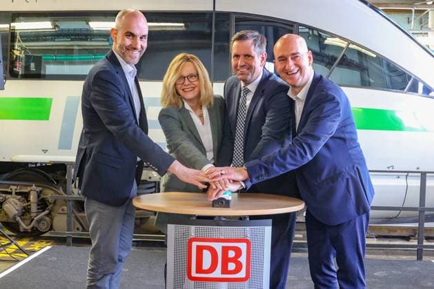 News Themen der Woche KW15 News Bilder des Tages Niedersachsen, Hannover: DB, Ausbau ICE-Werk Hannover Pferdeturm für rund 140 Millionen Euro, Ein Mitarbeiter der Deutschen Bahn steht im Werk Hannover neben einem IC2 Doppelstock Intercity und einem ICE T. Die Deutsche Bahn baut das Werk Hannover für rund 140 Millionen Euro zum aus. Neben ICE T und Intercity-Zügen können zukünftig dann auch ICE L Züge in Hannover gewartet werden, von rechts: Wilken Bormann Finanzvorstand DB Fernverkehr, Olaf Lies, Niedersachsens Verkehrsminister, Ute Plambeck DB Konzernbevollmächtigte für Niedersachsen, Belit Onay Oberbürgermeister Hannover, *** Lower Saxony, Hanover DB, Expansion of the ICE plant in Hanover Pferdeturm for around 140 million euros, A Deutsche Bahn employee stands next to an IC2