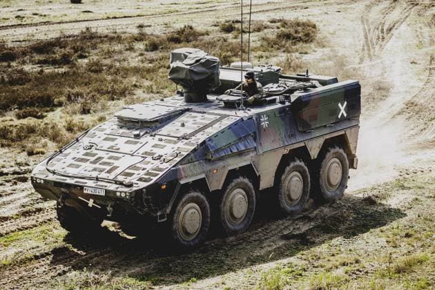 Transportpanzer Boxer, aufgenommen im Rahmen einer Uebung der Bundeswehr mit Streitkraeften aus Norwegen und der Tschechischen Republik bei der Uebung Wettiner Schwert im Rahmen der Quadriga 2024 in der Uebungsstadt Schnoeggersburg, 08.04.2024. Schnoeggersburg Deutschland *** Boxer armored transport vehicle, taken during an exercise of the German Armed Forces with forces from Norway and the Czech Republic during the Wettiner Schwert exercise as part of the Quadriga 2024 in the training town of Schnoeggersburg, 08 04 2024 Schnoeggersburg Germany Copyright: xFlorianxGaertnerxphotothek.dex