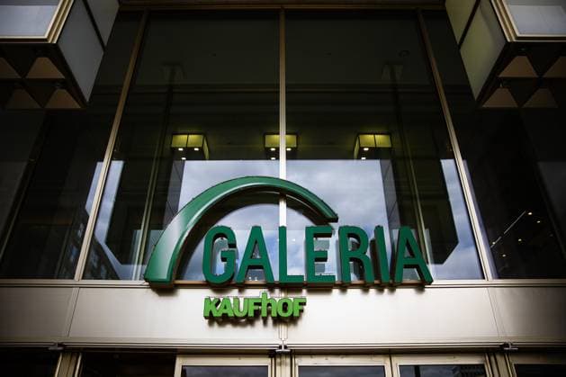 Schriftzug von Galeria Kaufhof an einer Filiale am 10. April 2024 am Alexanderplatz in Berlin. Galeria hat neue Investoren. Richard Baker und Bernd Beetz. Daraufhin sollen 70 der 92 Filialen der Kaufhauskette sollen erhalten bleiben. Galeria Kaufhof in Berlin *** Galeria Kaufhof lettering on a store at Alexanderplatz in Berlin on April 10, 2024 Galeria has new investors Richard Baker and Bernd Beetz As a result, 70 of the department store chains 92 stores are to be retained Galeria Kaufhof in Berlin