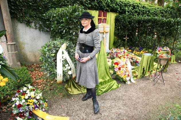 Entertainment Themen der Woche KW15 Entertainment Bilder des Tages Barbara Engel bei der Beisetzung von Fritz Wepper im Familiengrab der Familie Wepper auf dem Friedhof Neuhausen im Münchner Stadtteil Neuhausen. München, 10.04.2024 *** Barbara Engel at the burial of Fritz Wepper in the Wepper family grave at the Neuhausen cemetery in the Munich district of Neuhausen Munich, 10 04 2024 Foto:xM.xWehnertx xFuturexImagex trauerfeier_wepper_4473