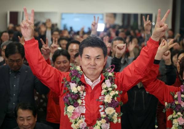 News Themen der Woche KW15 News Bilder des Tages Election winners Election winners Kim Tae-ho, a candidate of the ruling People Power Party in the Yangsan-B district, reacts at his election office in Yangsan, 301 kilometers southeast of Seoul, on April 10, 2024, after his victory in the general elections over his main opposition Democratic Party (DP) rival, Kim Doo-gwan, becomes sure. Yangsan is the city that produced former President Moon Jae-in, former DP leader. (Yonhap) 2024-04-11 01:10:19 < 1980-2024 YONHAPNEWS AGENCY. .> °æ»ó³²µµ,¾ç»ê½Ã °æ»ó³²µµ,°æ»ó³²µµ EDITORIAL USE ONLY  Copyright: xx PYH2024041101490031500 YonhapxNewsx yonphotos229940