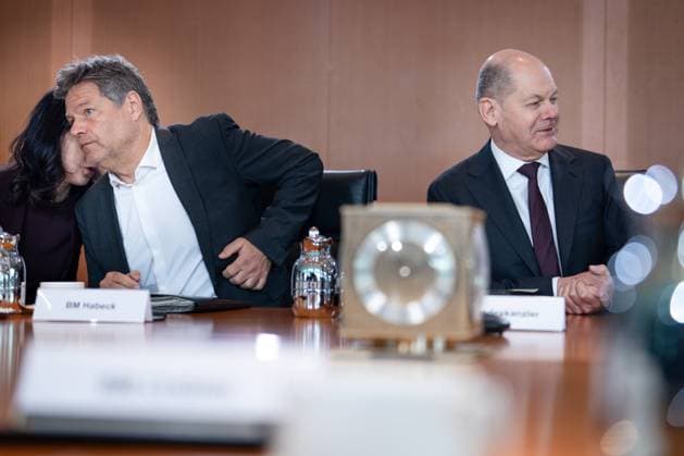 News Themen der Woche KW15 News Bilder des Tages Sitzung des Bundeskabinett Aktuell,10.04.2024 Berlin, Bundeskanzler Olaf Scholz (SPD) blickt in die eine Richtung und Bundeswirtschafts- und Klimaminister Robert Habeck (Gruene) spricht mit Aussenministerin Annalena Baerbock (Gruene) im Vorfeld der Kabinettssitzung, Sitzung des Bundeskabinett im Bundeskanzleramt in Berlin Berlin Berlin Deutschland *** Federal Cabinet meeting News,10 04 2024 Berlin, Federal Chancellor Olaf Scholz SPD looks in one direction and Federal Minister for Economic Affairs and Climate Action Robert Habeck Gruene speaks with Foreign Minister Annalena Baerbock Gruene ahead of the Cabinet meeting, Federal Cabinet meeting at the Federal Chancellery in Berlin Berlin Berlin Germany