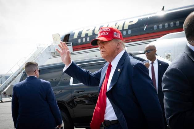 News Themen der Woche KW15 News Bilder des Tages April 10, 2024, Atlanta, Georgia, USA: Former President Donald Trump greets crowd as he arrives at private area of Atlanta Hartsfield-Jackson Airport. Trump was scheduled to attend a fundraising event in Atlanta later today. Atlanta USA - ZUMAn03_ 20240410_zaf_n03_005 Copyright: xRobinxRaynex
