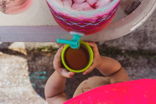Creative Highlights Symbolbilder Toddler Girl Filing Cup At Water Spigot Summertime Westland, Michigan, United States R_OAXI240409-1386765-01 ,model released, Symbolfoto
