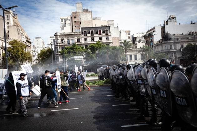 Bilder des Jahres 2024, News 04 April News Themen der Woche KW15 News Bilder des Tages April 10, 2024, Buenos Aires, Argentina: Social organizations that demanded food and assistance in the Center of the City of Buenos Aires were violently repressed and injured by the police. Buenos Aires Argentina - ZUMAon i 20240410_mda_a188_120 Copyright: xPaulaxAcunzox