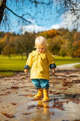Sun always shines after the rain. Small bond infant boy wearing yellow rubber boots and yellow waterproof raincoat walking in puddles in city park on sunny rainy day. Sun always shines after the rain. Small bond infant boy wearing yellow rubber boots and yellow waterproof raincoat walking in puddles in city park on sunny rainy day ,model released, Symbolfoto Copyright: xZoonar.com MatejxKastelicx 21160458 ,model released, Symbolfoto ,property released