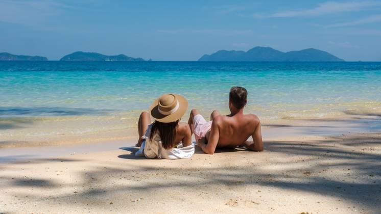Koh Wai Island Thailand tropical Island near Koh Chang, couple of men and woman on the beach Koh Wai Island Trat Thailand is a tinny tropical Island near Koh Chang. a young couple of men and women on a tropical beach during a luxury vacation in Thailand relaxing on the beach ,model released, Symbolfoto Copyright: xZoonar.com FokkexBaarssenx 21168213 ,model released, Symbolfoto ,property released