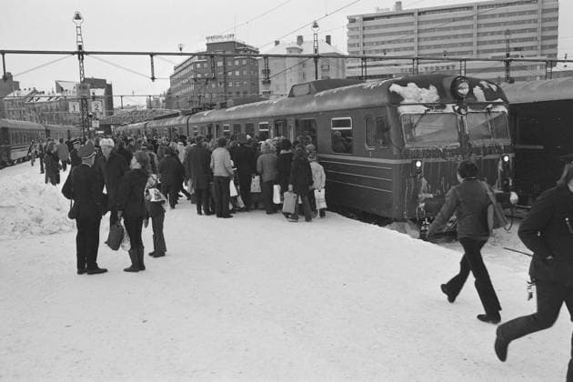 IMAGO History, Ölpreiskrise 1973 Aktuell 50-1-1973 : Den store stille helgen bilde 0014 Aktuell 50-1-1973 : Den store stille helgen Oljekrisen i 1973, det skulle spares 7500 tonn bensin ved kjoreforbudet fra kl, 15 lordag til kl. 02 mandag. -Inne pa Vestbane-stasjonen er koene lange som aldri for pa en vanlig lordag foran toget til Sandvika. Foto; Ivar Aaserud Aktuell NTB ***FOTO IKKE BILLEDBEHANDLET*** This text has been automatically translated! Oslo Norge EDITORIAL USE ONLY Ref:IqZ2TwEMeU4.jpg *** Aktuell 50 1 1973 The big quiet weekend picture 0014 Aktuell 50 1 1973 The big quiet weekend The oil crisis in 1973, 7500 tons of gasoline were to be saved by the driving ban from 15 