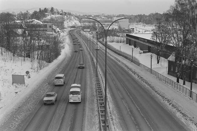 Aktuell 50-1-1973 : Den store stille helgen bilde 0036 Aktuell 50-1-1973 : Den store stille helgen Oljekrisen i 1973, det skulle spares 7500 tonn bensin ved kjoreforbudet fra kl, 15 lordag til kl. 02 mandag. Foto; Ivar Aaserud Aktuell NTB ***FOTO IKKE BILLEDBEHANDLET*** This text has been automatically translated! Oslo Norge EDITORIAL USE ONLY Ref:e72vRRi9-xc.jpg *** Aktuell 50 1 1973 The big quiet weekend picture 0036 Aktuell 50 1 1973 The big quiet weekend Oil crisis in 1973, 7500 tons of gasoline were to be saved by the ban on driving from 15 