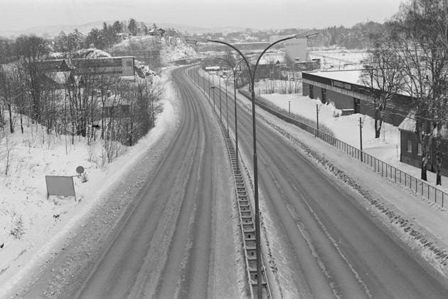 Aktuell 50-1-1973 : Den store stille helgen bilde 0023 Aktuell 50-1-1973 : Den store stille helgen Oljekrisen i 1973, det skulle spares 7500 tonn bensin ved kjoreforbudet fra kl, 15 lordag til kl. 02 mandag. Foto; Ivar Aaserud Aktuell NTB ***FOTO IKKE BILLEDBEHANDLET*** This text has been automatically translated! Oslo Norge EDITORIAL USE ONLY Ref:LSVqCv8XD_E.jpg *** Aktuell 50 1 1973 The big quiet weekend picture 0023 Aktuell 50 1 1973 The big quiet weekend The oil crisis in 1973, 7500 tons of gasoline were to be saved by the ban on driving from 15 