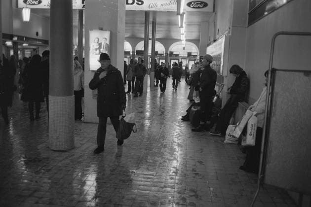 Aktuell 50-1-1973 : Den store stille helgen bilde 0033 Aktuell 50-1-1973 : Den store stille helgen Oljekrisen i 1973, det skulle spares 7500 tonn bensin ved kjoreforbudet fra kl, 15 lordag til kl. 02 mandag. Fra Vestbanestasjonen. Vestbanen. Foto; Ivar Aaserud Aktuell NTB ***FOTO IKKE BILLEDBEHANDLET*** This text has been automatically translated! Oslo Norge EDITORIAL USE ONLY Ref:qZtiH-XFHcE.jpg *** Aktuell 50 1 1973 The great silent weekend picture 0033 Aktuell 50 1 1973 The great silent weekend The oil crisis in 1973, 7500 tons of gasoline were to be saved by the ban on driving from 15 