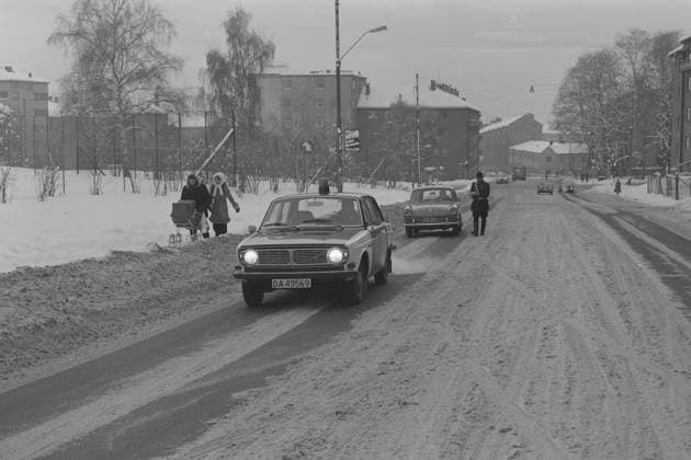 Aktuell 50-1-1973 : Den store stille helgen bilde 0041 Aktuell 50-1-1973 : Den store stille helgen Oljekrisen i 1973, det skulle spares 7500 tonn bensin ved kjoreforbudet fra kl, 15 lordag til kl. 02 mandag. Foto; Ivar Aaserud Aktuell NTB ***FOTO IKKE BILLEDBEHANDLET*** This text has been automatically translated! Oslo Norge EDITORIAL USE ONLY Ref:sCiinjiH8LQ.jpg *** Aktuell 50 1 1973 The big quiet weekend picture 0041 Aktuell 50 1 1973 The big quiet weekend The oil crisis in 1973, 7500 tons of gasoline was to be saved by the ban on driving from 15 