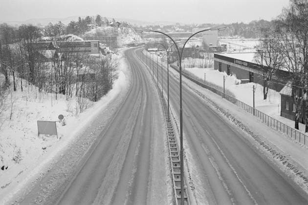 Aktuell 50-1-1973 : Den store stille helgen bilde 0025 Aktuell 50-1-1973 : Den store stille helgen Oljekrisen i 1973, det skulle spares 7500 tonn bensin ved kjoreforbudet fra kl, 15 lordag til kl. 02 mandag. Foto; Ivar Aaserud Aktuell NTB ***FOTO IKKE BILLEDBEHANDLET*** This text has been automatically translated! Oslo Norge EDITORIAL USE ONLY Ref:u06R-E-oC1c.jpg *** Aktuell 50 1 1973 The great silent weekend picture 0025 Aktuell 50 1 1973 The great silent weekend The oil crisis in 1973, 7500 tons of gasoline were to be saved by the ban on driving from 15 