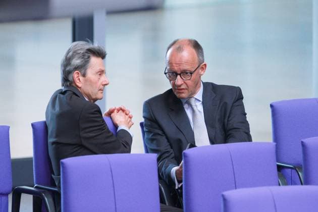 Berlin, Deutschland, 11.04.2024: Deutscher Bundestag: 163. Bundestagssitzung: SPD-Fraktionschef Rolf Mützenich (links) spricht mit CDU-Parteichef und Fraktionschef Friedrich Merz (rechts) *** Berlin, Germany, 11 04 2024 German Bundestag 163 Bundestag session SPD parliamentary group leader Rolf Mützenich left speaks with CDU party leader and parliamentary group leader Friedrich Merz right Copyright: xdtsxNachrichtenagenturx dts_34138