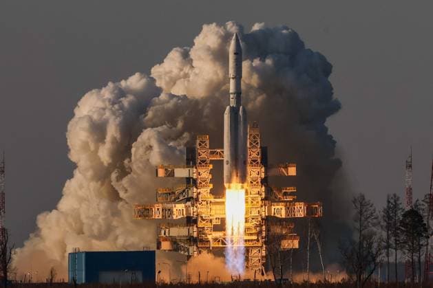 News Themen der Woche KW15 News Bilder des Tages RUSSIA, AMUR REGION - APRIL 11, 2024: The Angara-A5 heavy lift launch vehicle carrying the Orion booster and a test payload blasts off on the third attempt at Vostochny Cosmodrome. Sergei Savostyanov TASS  68983388