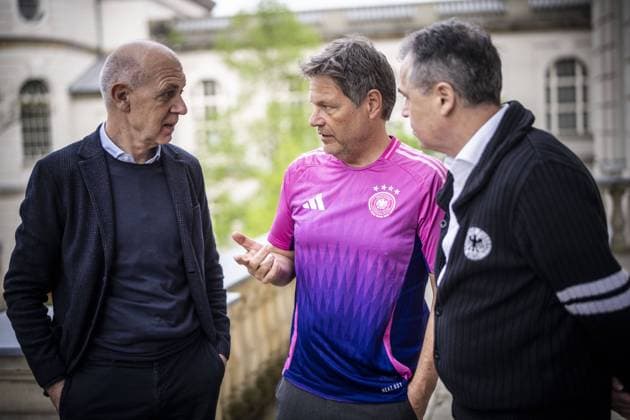 Bilder des Jahres 2024, News 04 April News Themen der Woche KW15 News Bilder des Tages Berlin, 10.04.2024. Bundesminister und Vizekanzler Robert Habeck (Buendnis 90 Die Gruenen) trifft die DFB Spitze (Bernd Neuendorf und Andreas Rettig) zu einem GesprâˆöÂßch im Wirtschaftsministerium.. Berlin Deutschland *** Berlin, 10 04 2024 Federal Minister and Vice-Chancellor Robert Habeck Buendnis 90 Die Gruenen meets DFB leaders Bernd Neuendorf and Andreas Rettig for talks at the Ministry of Economics in Berlin Germany Copyright: xDominikxButzmannxBMWKxphotothek.dex