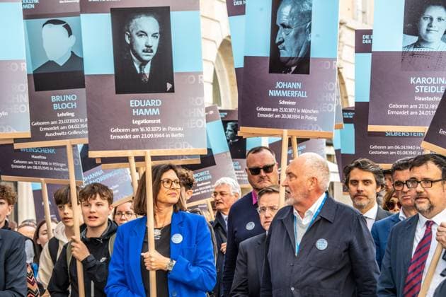 Bilder des Jahres 2024, News 04 April News Themen der Woche KW15 News Bilder des Tages Ilse Aigner, Andreas Bönt beim Projekt Die Rückkehr der Namen, Erinnerungsprojekt an die Opfer der NS-Zeit, Gedenkzug zum Odeonsplatz, München, 11. April 2024 Deutschland, München, 11. April 2024, Gedenkzug vom Königsplatz zum Odeonsplatz,, Ilse Aigner, Landtagspräsidentin und Andreas Bönte, BR, Initiator des Projekts, tragen Schilder mit Porträts und Lebensläufen der NS-Opfer, beim Erinnerungsprojekt Die Rückkehr der Namen , Gedenktag an die Verfolgten und Opfer der NS-Zeit, 1.000 Münchner haben Patenschaften für die Nazi-Opfer übernommen, *** Ilse Aigner, Andreas Bönt at the project The Return of the Names, commemorative project to the victims of the Nazi era, commemorative procession to Odeonsplatz, Munich, April 11, 2024