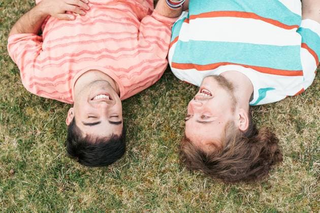 Creative Highlights Symbolbilder Top view of two men, a couple in love and both transgender, share a moment of pure joy and laughter while lying on the grass Model Released HodeiUnzueta_ID20708_611184_016 Copyright: xHodeixUnzuetax RECORD DATE NOT STATED
