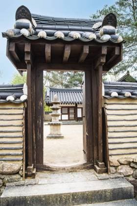 Traditional entrance gate to the inner courtyard of a Korean house, Korean Garden, Gärten der Welt, Berlin, Germany, Europe *** Traditional Entrance Gate to The Inner Courtyard of a Korean house, Korean Garden, Gardens the World, Berlin, Germany, Europe Copyright: imageBROKER IngoxSchulz iblisb10453050.jpg