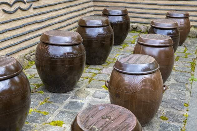 Traditional clay storage jars for soya sauce, tofu, kimchi in the courtyard of a Korean house, Korean Garden, Gärten der Welt, Berlin, Germany, Europe *** Traditional Clay Storage Jars for Soya sauce, tofu, Kimchi in The Courtyard of a Korean house, Korean Garden, Gardens the World, Berlin, Germany, Europe Copyright: imageBROKER IngoxSchulz iblisb10453051.jpg