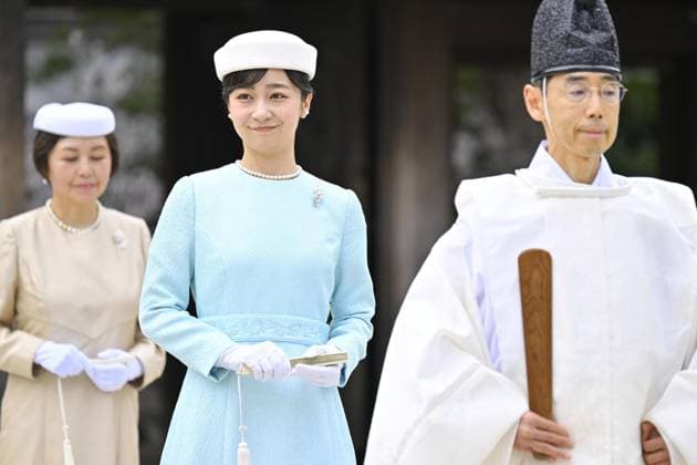 Entertainment Themen der Woche KW15 Entertainment Bilder des Tages Princess Kako visits Meiji Jingu shrine Japanese Princess Kako (C) visits Meiji Jingu shrine in Tokyo on April 12, 2024, to commemorate the 110th anniversary of the death of Empress Shoken, wife of Emperor Meiji. (Pool photo)  A14AA0002700236P