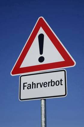 Verkehrszeichen und Fahrverbot Verkehrszeichen und Fahrverbot, 12.04.2024, Borkwalde, Brandenburg, Unter einem Verkehrszeichen steht der Schriftzug Fahrverbot. *** Traffic signs and driving ban Traffic signs and driving ban, 12 04 2024, Borkwalde, Brandenburg, Under a traffic sign is the lettering driving ban