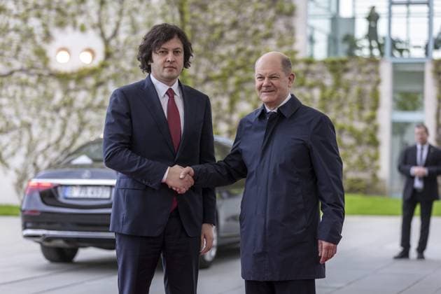 News Themen der Woche KW15 News Bilder des Tages Bundeskanzler Olaf Scholz (SPD) begruesst Irakli Kobachidse, Ministerpraesident von Georgien, im Bundeskanzleramt mit militaerischen Ehren in Berlin, 12.04.2024. Berlin Deutschland *** Federal Chancellor Olaf Scholz SPD welcomes Irakli Kobakhidze, Prime Minister of Georgia, at the Federal Chancellery with military honors in Berlin, 12 04 2024 Berlin Germany Copyright: xLorenzxHuterxphotothek.dex