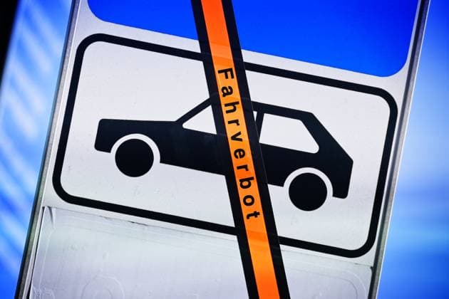 FOTOMONTAGE, Verkehrsschild mit durchgestrichenem PKW-Symbol, Symbolfoto Fahrverbot *** FOTOMONTAGE, traffic sign with crossed-out car symbol, symbol photo driving ban ** NUR FUER REDAKTIONELLE ZWECKE ** EDITORIAL USE ONLY **