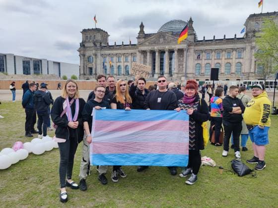 Bilder des Jahres 2024, News 04 April News Themen der Woche KW15 News Bilder des Tages Berlin, Deutschland, 12.04.2024: Wiese vor Reichstagsgebäude: Demo für das Selbstbestimmungsgesetz: Demonstranten haben sich versammelt, um für das sog. Selbstbestimmungsgesetz zu protestieren, das zeitgleich im Bundestag beschlossen wird *** Berlin, Germany, 12 04 2024 Meadow in front of the Reichstag building Demonstrators have gathered to protest in favor of the so-called Self-Determination Act, which is being passed in the Bundestag at the same time Copyright: xdtsxNachrichtenagenturx dts_34213