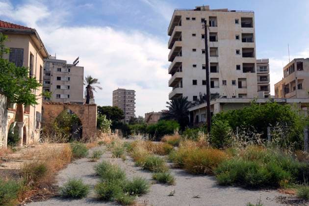Welt ohne Menschen: Die einst beliebte Touristenstadt Varosha (Varosia) auf der Insel Zypern ist seit dem türkischen Einmarsch 1974 eine Geisterstadt. Noch immer ragen die verlassenen Hotels und Gebäude an der Mittelmeerküste in den Himmel. Auf den Straßen sprießen Büsche, Katzen streunen durch den verlassenen Küstenort. Varosha, 12.05.2022 Famagusta Zypern *** World without people The once popular tourist town of Varosha Varosia on the island of Cyprus has been a ghost town since the Turkish invasion in 1974 The abandoned hotels and buildings on the Mediterranean coast still tower into the sky Bushes sprout on the streets and cats roam the deserted coastal town of Varosha, 12 05 2022 Famagusta Cyprus Copyright: xRichardxHowesx