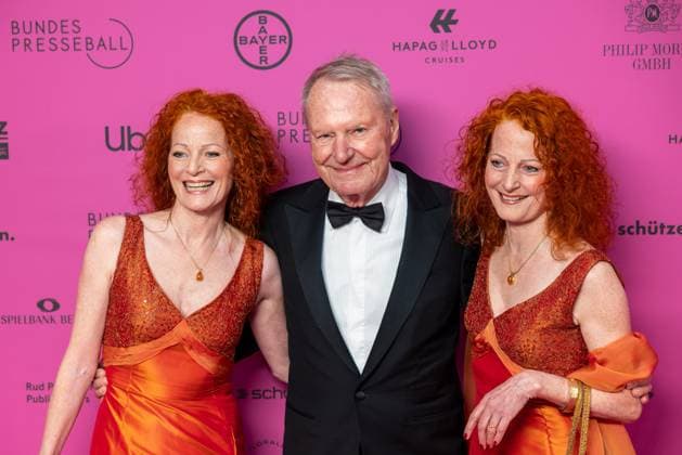Bilder des Jahres 2024, Entertainment 04 April Entertainment Themen der Woche KW15 Entertainment Bilder des Tages Berlin Bundespresseball 2024, Berlin, 12.04.2024 Almut Hannover, Hans-Olaf Henkel, Bettina Hannover. Bundespresseball 2024, Hotel Adlon Kempinski Berlin, 12.04.2024 *** Berlin Federal Press Ball 2024, Berlin, 12 04 2024 Almut Hannover, Hans Olaf Henkel, Bettina Hannover Federal Press Ball 2024, Hotel Adlon Kempinski Berlin, 12 04 2024 Copyright: xEibner-Pressefoto JadrankoxMarjax EP_JMC