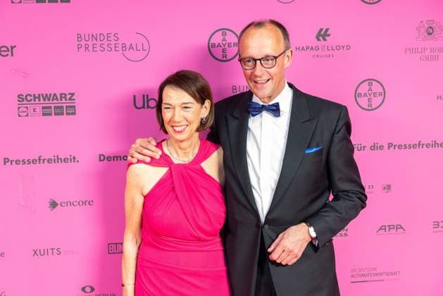 Entertainment Bilder des Tages Berlin Bundespresseball 2024, Berlin, 12.04.2024 Friedrich Merz (cdu) und seine Ehefrau Charlotte Merz, Bundespresseball 2024, Hotel Adlon Kempinski Berlin, 12.04.2024 *** Berlin Federal Press Ball 2024, Berlin, 12 04 2024 Friedrich Merz cdu and his wife Charlotte Merz, Federal Press Ball 2024, Hotel Adlon Kempinski Berlin, 12 04 2024 Copyright: xEibner-Pressefoto JadrankoxMarjax EP_JMC