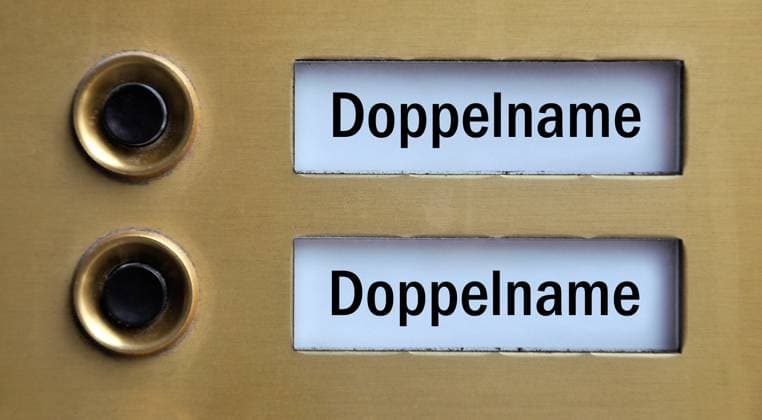 Klingelschilder mit Doppelname Klingelschilder mit Doppelname, 13.04.2024, Borkwalde, Brandenburg, Auf zwei Klingelschildern befindet sich die Schriftzüge Doppelname. *** Doorbell plates with double name Doorbell plates with double name, 13 04 2024, Borkwalde, Brandenburg, Two doorbell plates feature the lettering double name