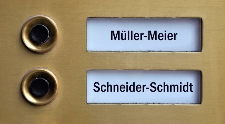 Klingelschild mit Müller-Meier und Schneider-Schmidt Klingelschilder mit Müller-Meier und Schneider-Schmidt, 13.04.2024, Borkwalde, Brandenburg, Auf zwei Klingelschildern stehen die Doppelnamenamen Müller-Meier und Schneider-Schmidt. *** Doorbell sign with Müller Meier and Schneider Schmidt Doorbell signs with Müller Meier and Schneider Schmidt, 13 04 2024, Borkwalde, Brandenburg, Two doorbell signs show the double names Müller Meier and Schneider Schmidt