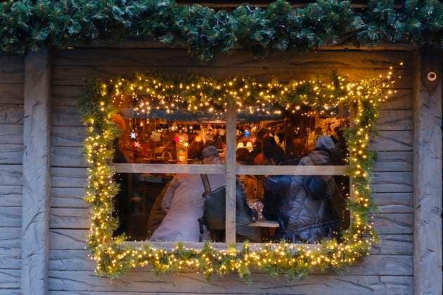 Beleuchtetes Fenster einer Hütte am Weihnachtsmarkt, Paderborn, Westfalen, Nordrhein-Westfalen, Deutschland, Europa *** illuminated Window a Hut on Christmas market, Paderborn, Westphalia, North Rhine Westphalia, Germany, Europe 1100403936