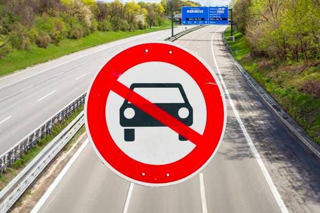 Fahrverbot am Wochenende, Symbolfoto leere Autobahn, Verkehrsschild Autofahren verboten, München, April 2024 Deutschland, München, April 2024, Symbolfoto Fahrverbote am Wochenende, leere Autobahn A96, München-Lindau, Verkehrsschild Autofahren verboten, Symbolfoto autofrei, neues Klimaschutzgesetz, CO2 einsparen, Verkehr, Umwelt, Fotomontage, Bayern *** Driving ban on weekends, symbol photo empty highway, traffic sign no driving, Munich, April 2024 Germany, Munich, April 2024, symbol photo driving ban on weekends, empty highway A96, Munich Lindau, traffic sign no driving, symbol photo car-free, new climate protection law, save CO2, traffic, environment, photomontage, Bavaria