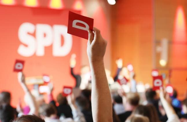 News Themen der Woche KW15 News Bilder des Tages Landesdelegiertenkonferenz SPD Thueringen 13.04.2024, Erfurt, Messe, Congress Center, Landesdelegiertenkonferenz zur Aufstellung der Landesliste für die Landtagswahl der SPD Thueringen im Bild: Delegierte halten Wahlkarten nach obne *** State delegates conference SPD Thuringia 13 04 2024, Erfurt, Messe, Congress Center, State delegates conference to draw up the state list for the state elections of the SPD Thuringia in the picture Delegates holding voting cards upwards