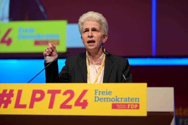 News Themen der Woche KW15 News Bilder des Tages 77. Ordentlicher Landesparteitag der FDP NRW am 13.04.2024 in der Mercatorhalle in Duisburg Marie-Agnes Strack-Zimmermann Spitzenkandidatin zur Europawahl 2024 Beisitzerin im Bundesvorstand der FDP *** 77 Ordinary state party conference of the FDP NRW on 13 April 2024 in the Mercatorhalle in Duisburg Marie Agnes Strack Zimmermann Top candidate for the 2024 European elections Assessor on the Federal Executive Committee of the FDP xJFx