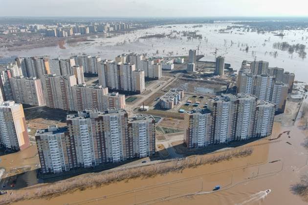 Bilder des Jahres 2024, News 04 April News Themen der Woche KW15 News Bilder des Tages RUSSIA, ORENBURG - APRIL 13, 2024: An aerial view of the flooded Dubki residential complex. Yegor Aleyev TASS  69053845