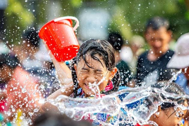 News Themen der Woche KW15 News Bilder des Tages (240413) -- AYUTTHAYA, April 13, 2024 -- People splash water on one another in celebration of the Songkran festival in Ayutthaya, Thailand, April 13, 2024. The Songkran festival, the traditional Thai New Year, is celebrated from April 13 to 15 every year, during which people express greetings by splashing water on each other. ) THAILAND-SONGKRAN FESTIVAL-CELEBRATION WangxTeng 